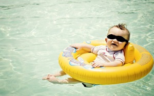 baby_life_buoy_swimming_pool_sun_glasses_54639_300x188