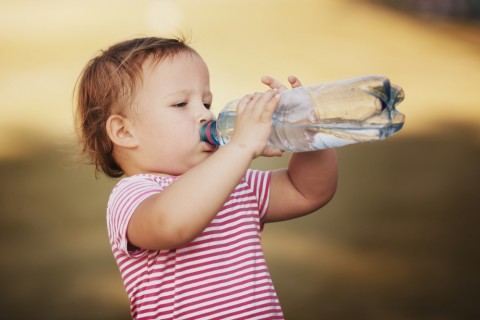赤ちゃんに水道水をそのままあげるのは危険 メイキーズメディア