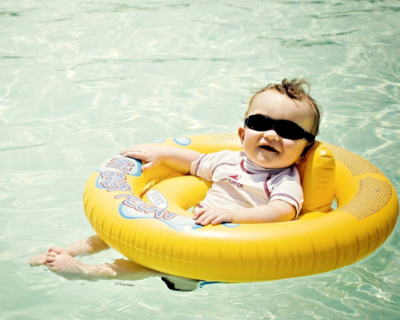 baby_life_buoy_swimming_pool_sun_glasses_54639_1280x1024