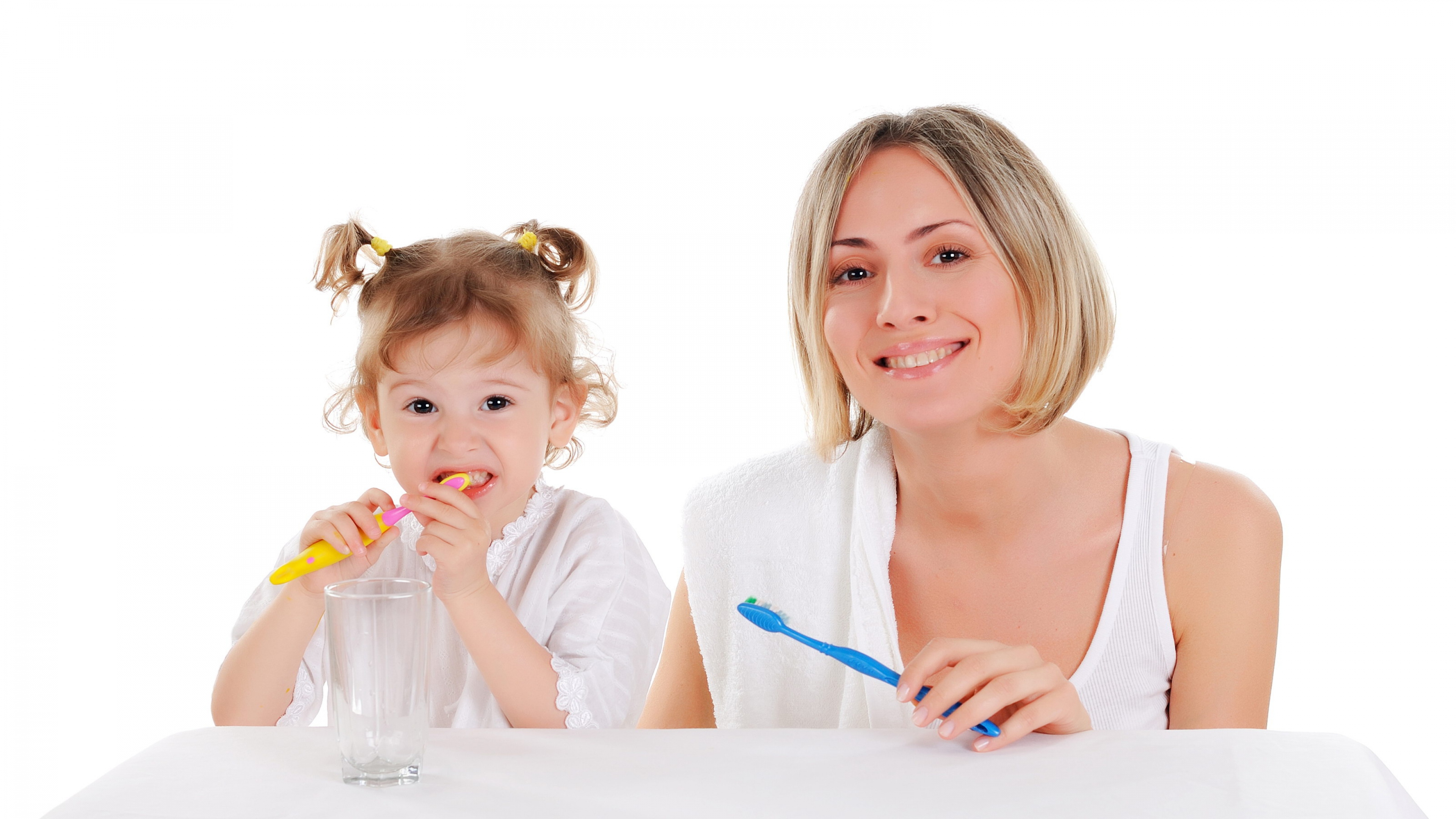 teeth_cleaning_hygiene_mother_daughter_white_brush_80257_3840x2160