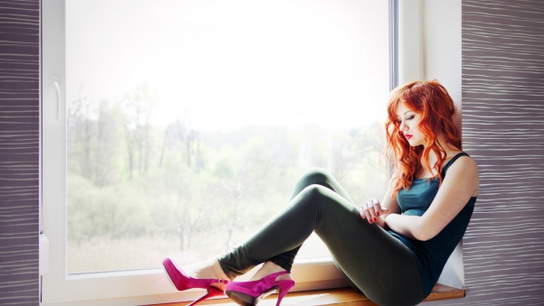 redheads_shoes_window_sill_girl_model_63922_602x339